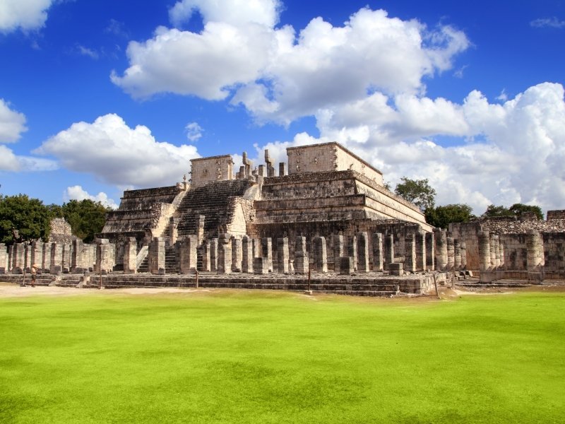Die 16 schönsten Maya Tempel in Mexiko: Eine Entdeckungsreise durch die Geschichte 1 hichen itza maya tempel warriors temple los guerreros - Kolumbien Individual